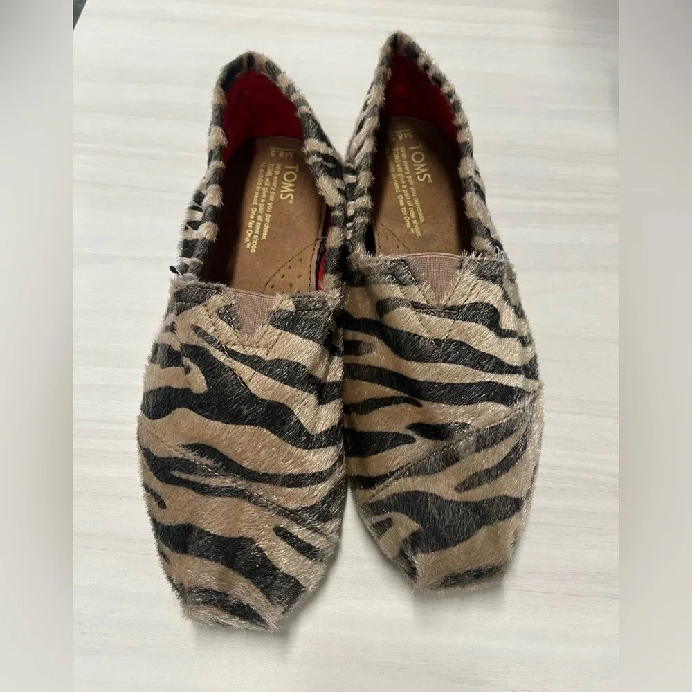Toms animal print/ tiger/ zebra pattern loafers. Calf hair, arch support. Sz 9
